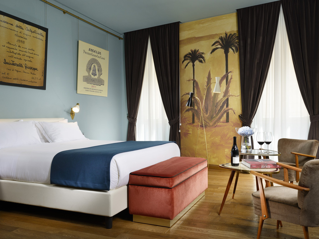 Suíte com decoração cuidadosa e detalhes clássicos no hotel Ricci