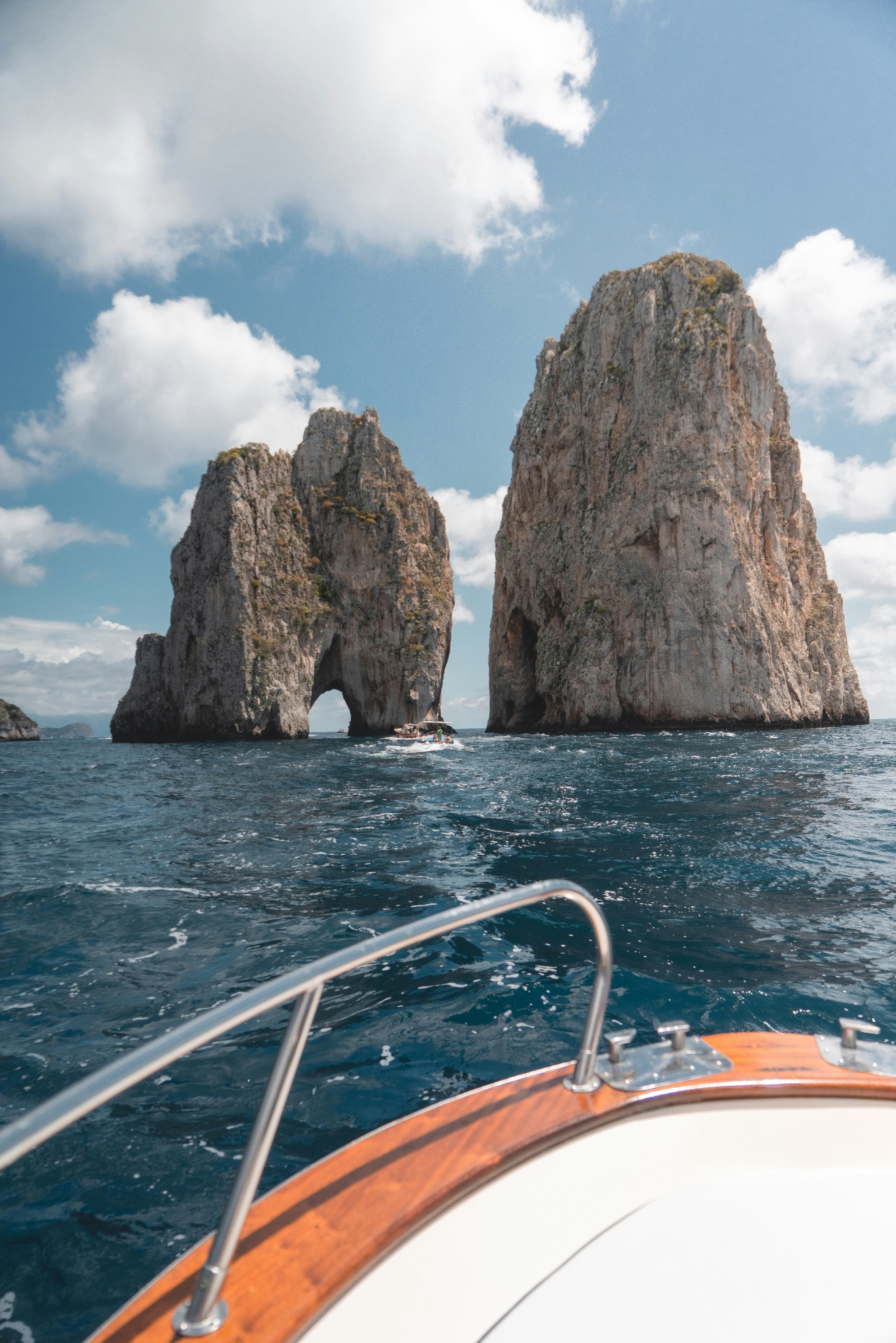 Faraglioni vistos de dentro de um barco em Capri