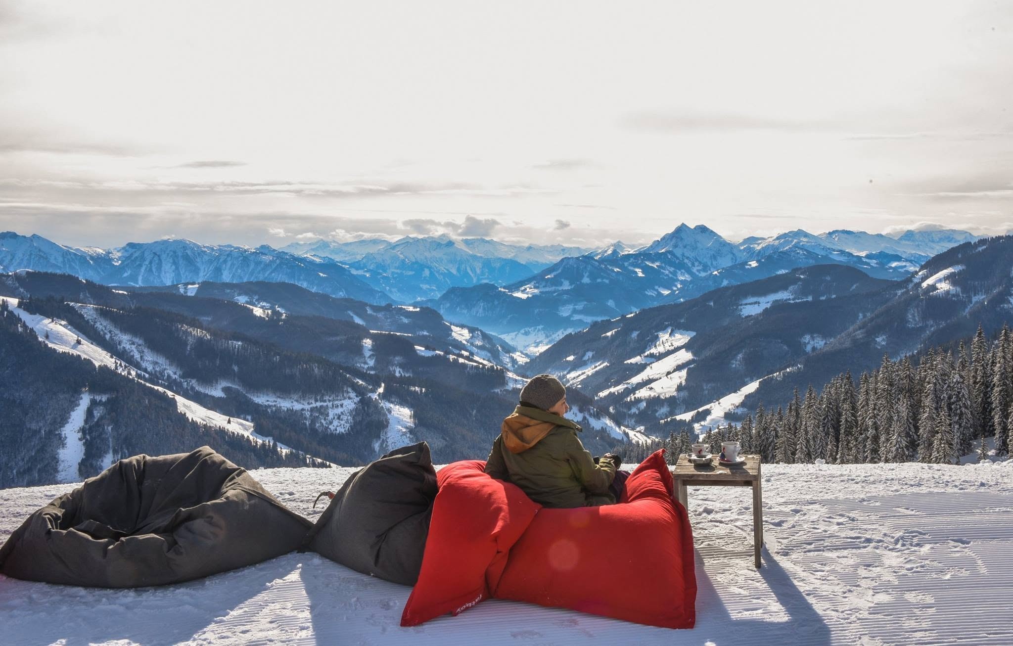 Guita relaxando diante das montanhas nevadas em Maria Alm, na Áustria