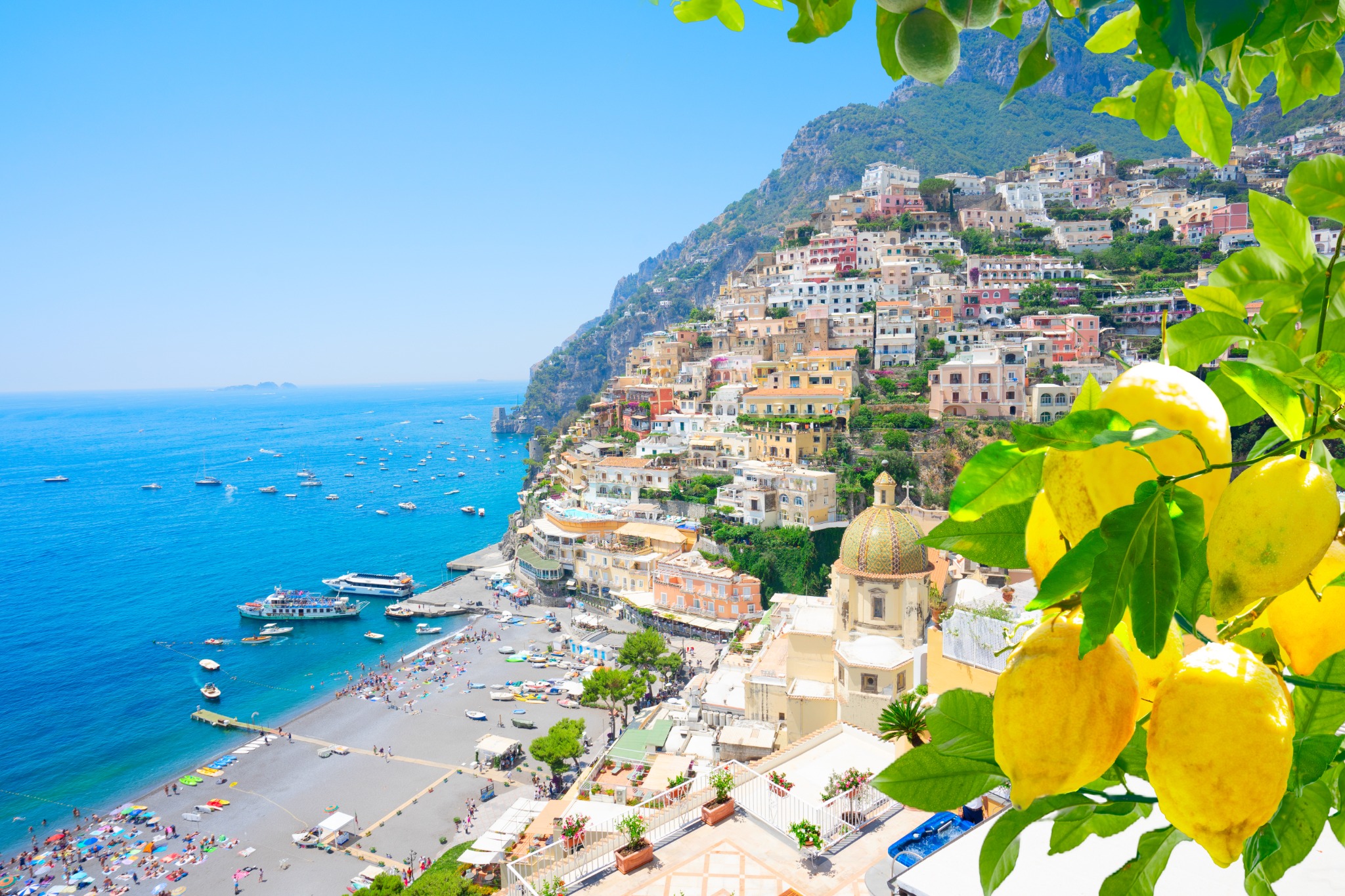Positano, com casas sobre o mar e limões em primeiro plano
